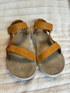 Teva Midform Universal Star Sandals Women's Size 7 | Yellow Brown Stars Platform